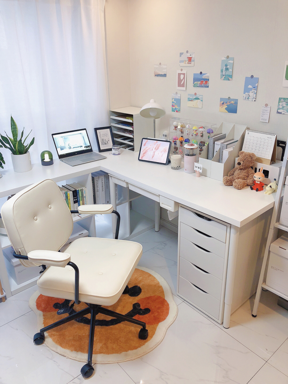 幸福大概就是,一个人有足够多的时间和自由,把书桌布置成自己喜欢的