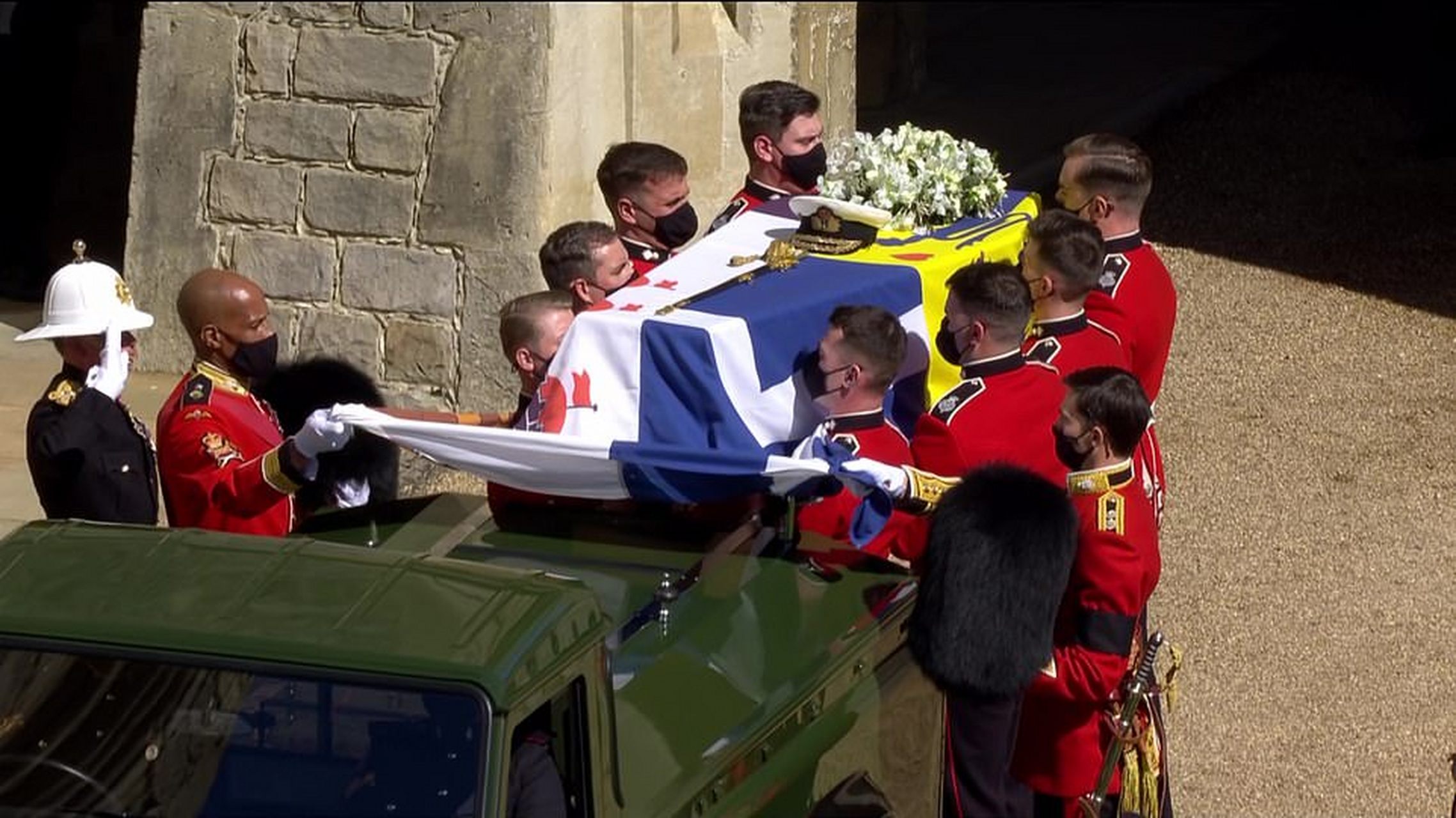 菲利普亲王葬礼!女王悲伤亮相背驼了好多,卡米拉戴蕾丝口罩抢镜