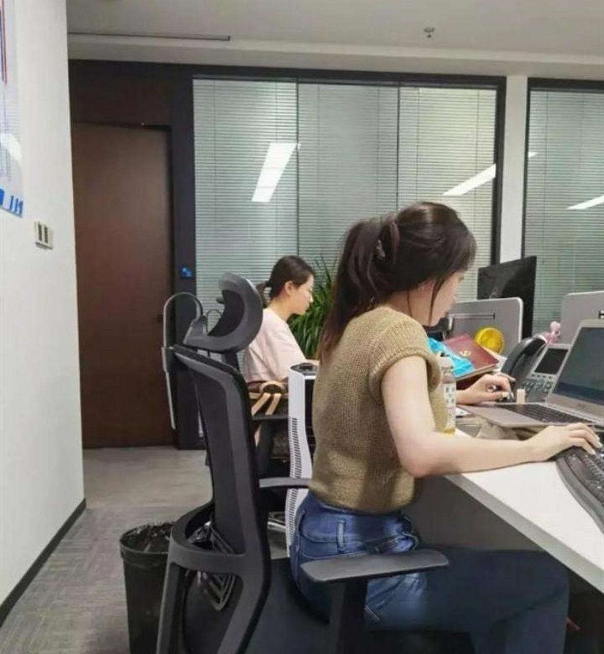 网友:新来的女同事,工作认真,第一眼就喜欢上了,我该怎么搭讪呢?