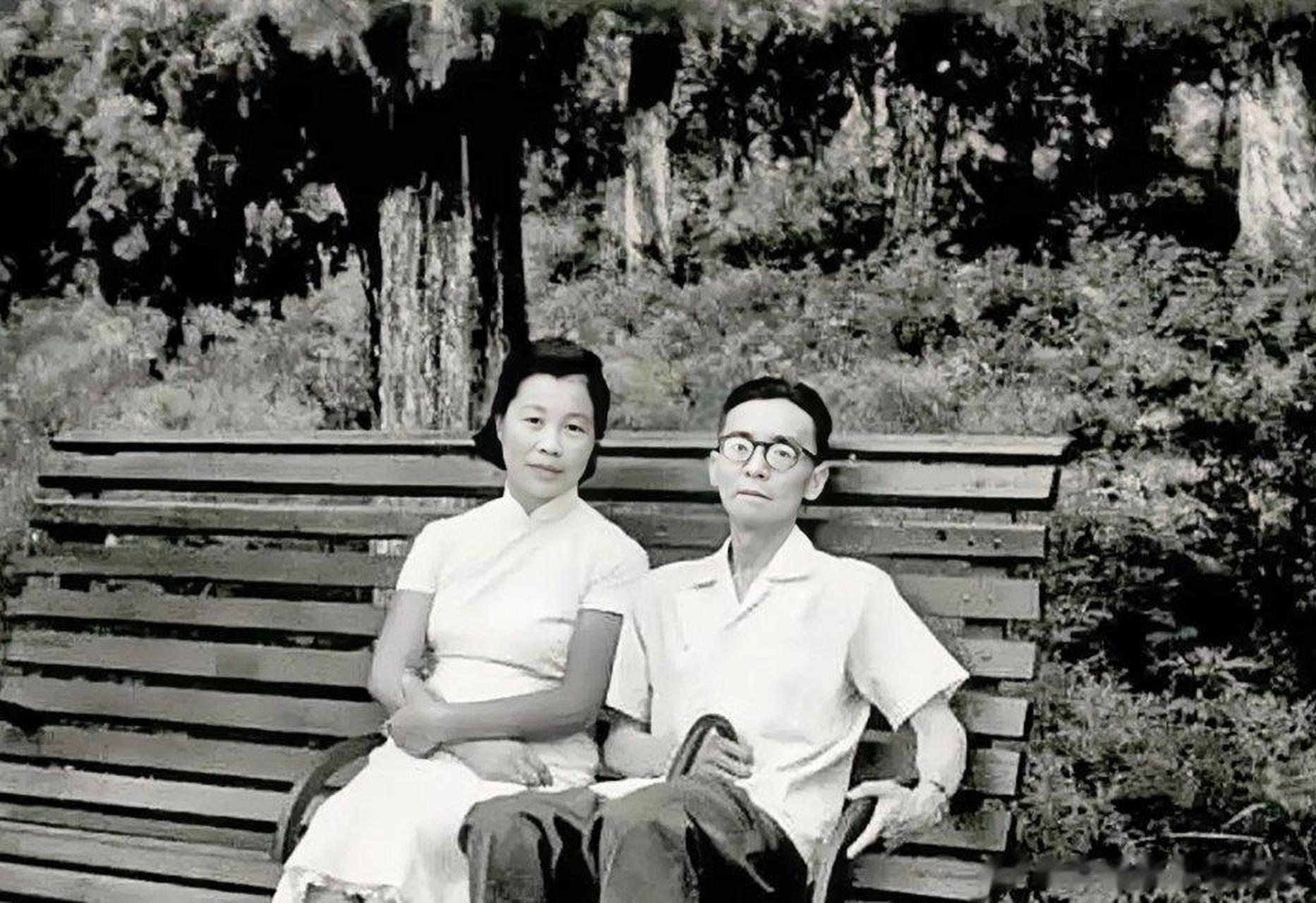 60年代,梁思成和林洙,外出散步时,一张罕见的合影,当时的梁思成已经是