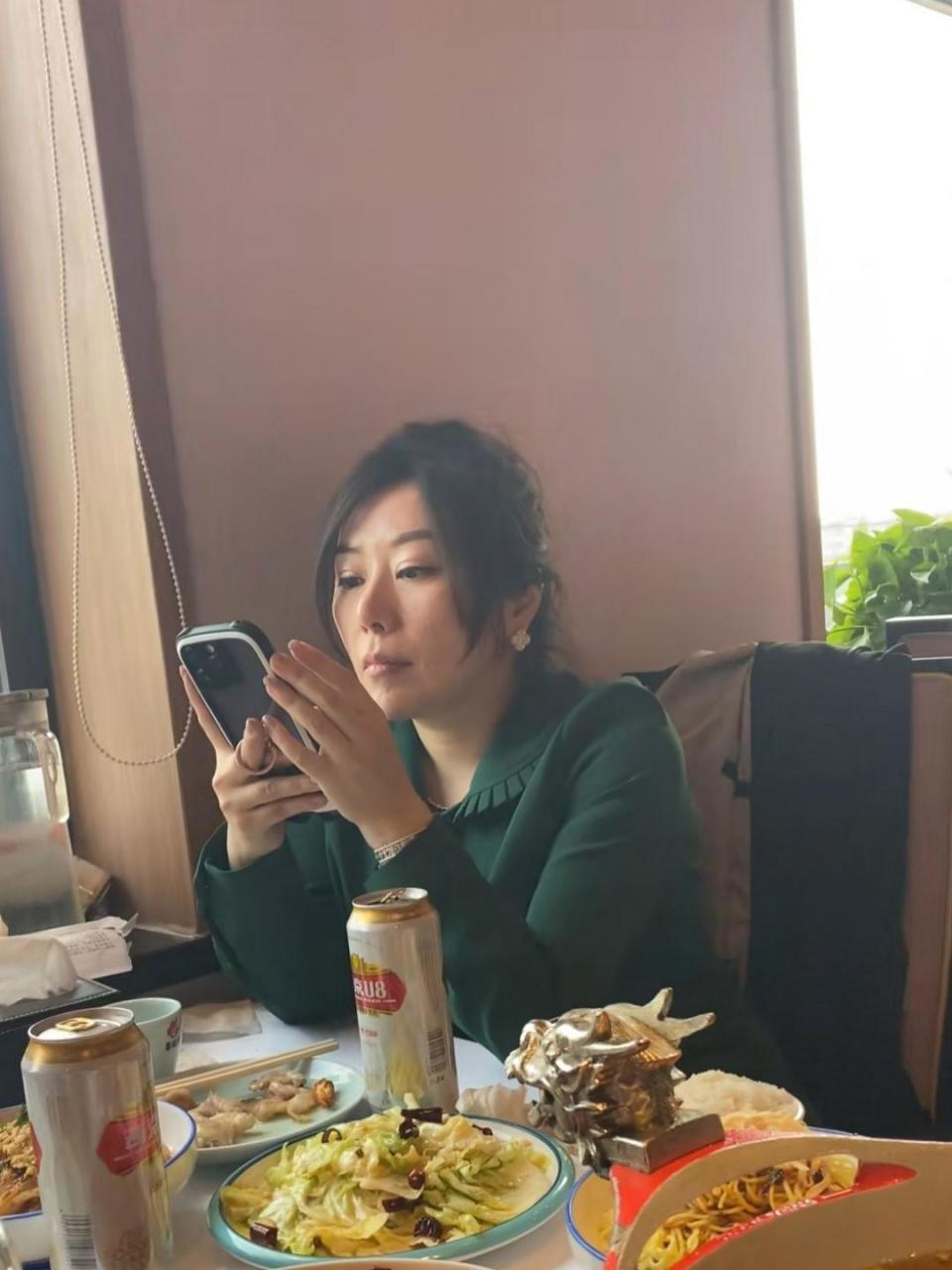 rephrase: can you identify the identity of this famous person?