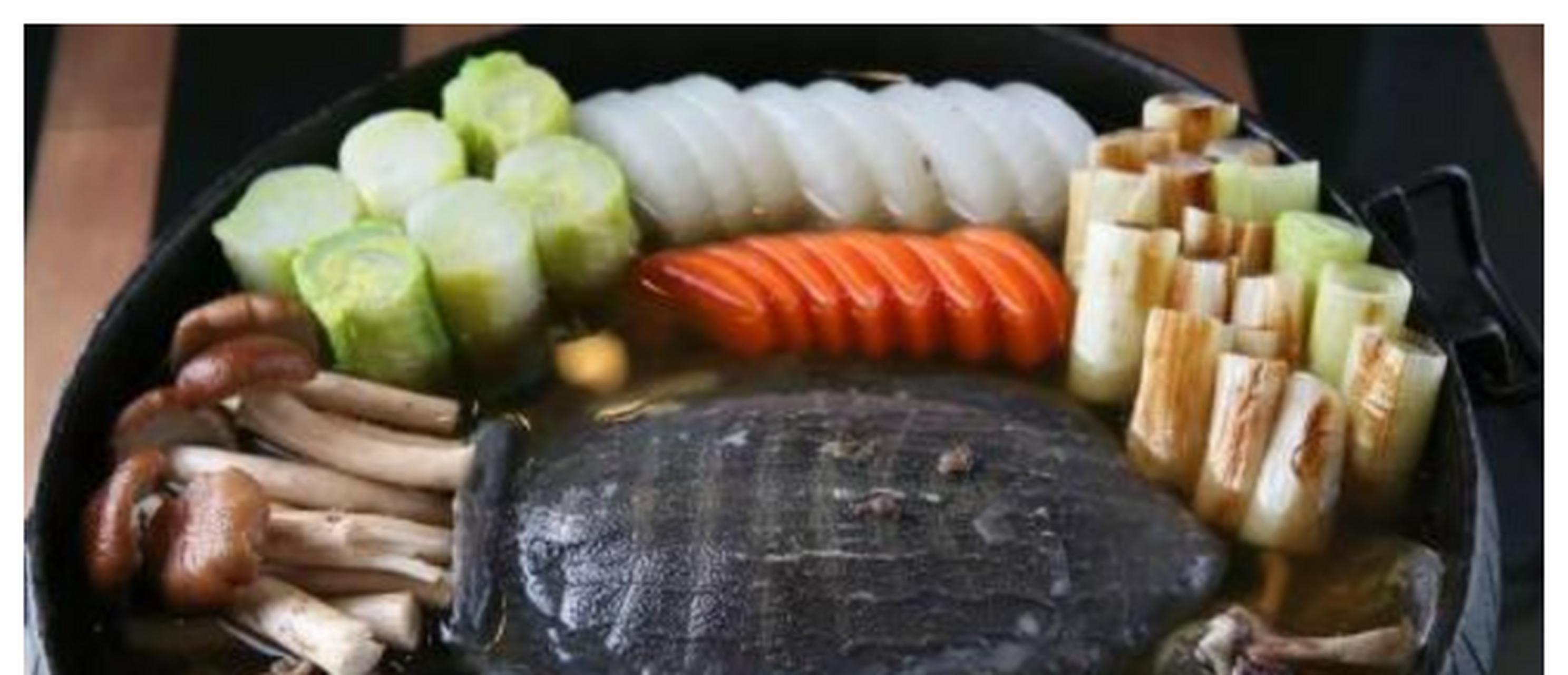 第一个是铁板甲鱼,其实甲鱼汤在我们南方地区是非常有名的一种美食,吃