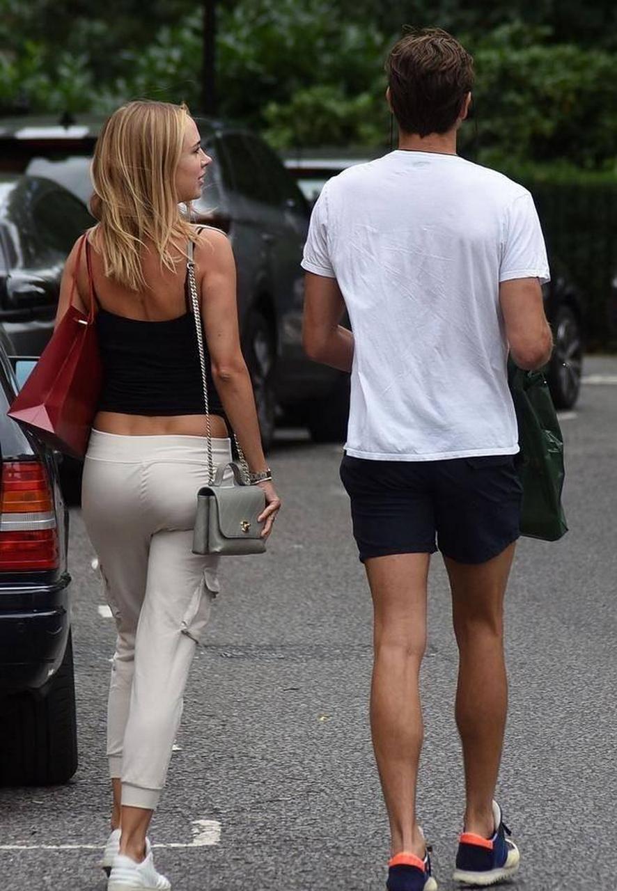 女星金伯利·加纳和男友现身伦敦街头,她有着火热的魅力