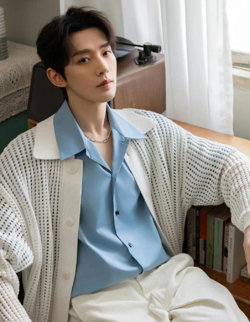 邓为更新穿搭 蓝色衬衫外搭白色外套,斯文气质满满