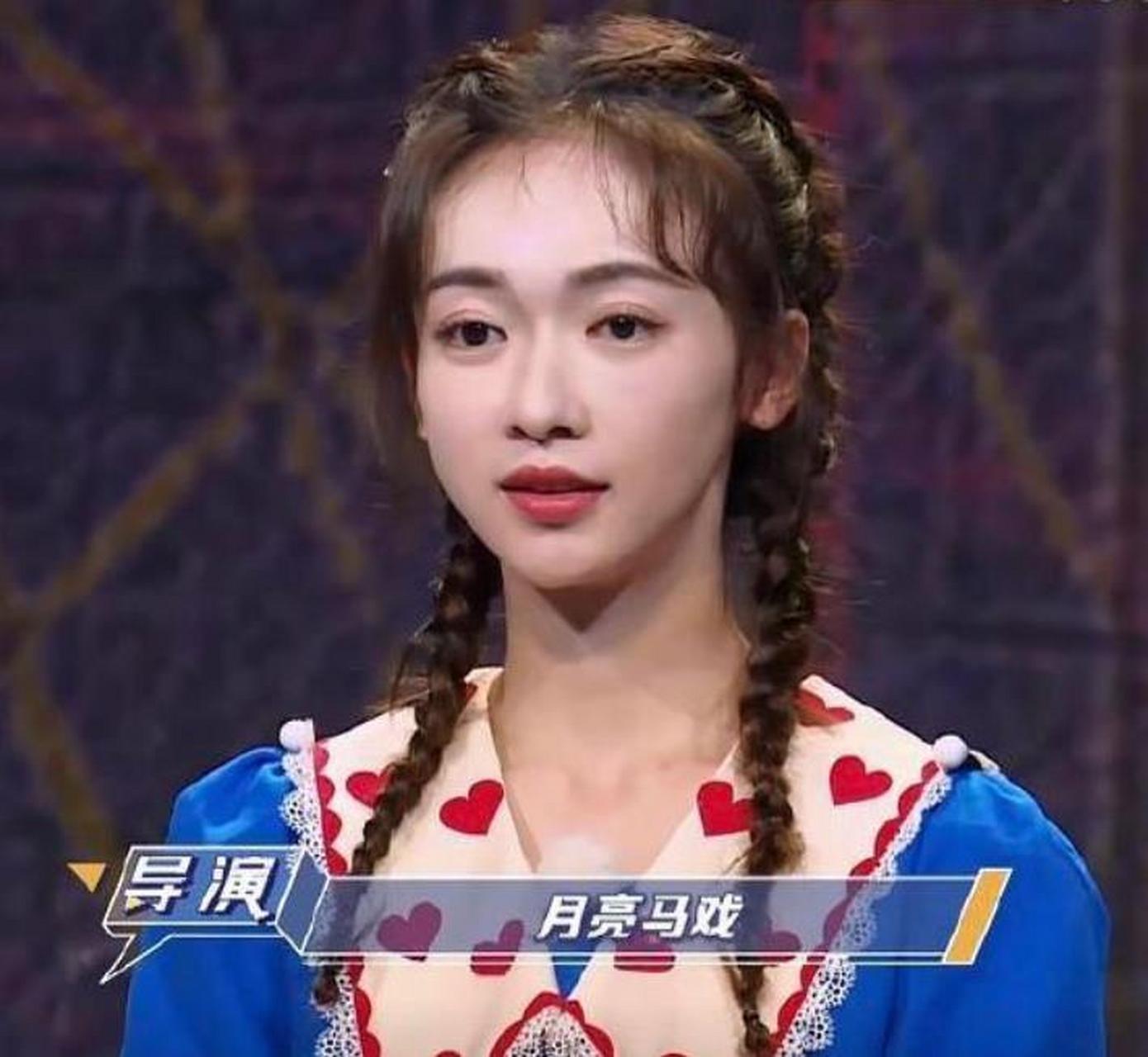 杨颖和吴谨言在《跑男》同框,真的宛如一个妈生的双胞胎,长得太像了.