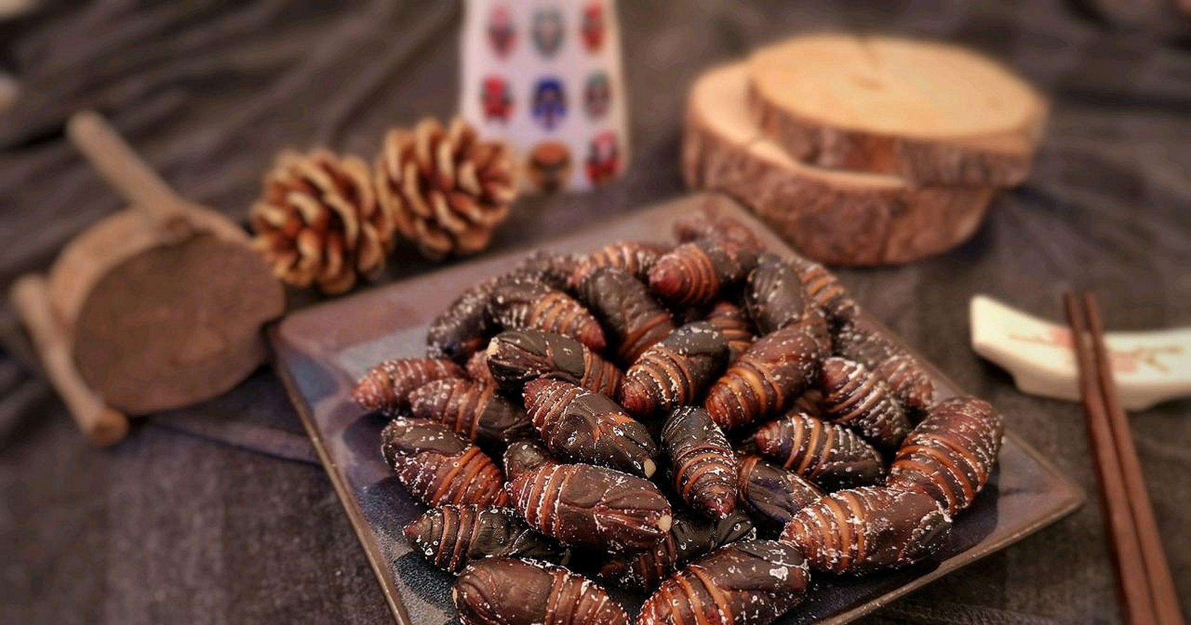 蚕蛹的营养价值是非常高的,我们北方人常说仨蚕蛹就相当于一个鸡蛋.