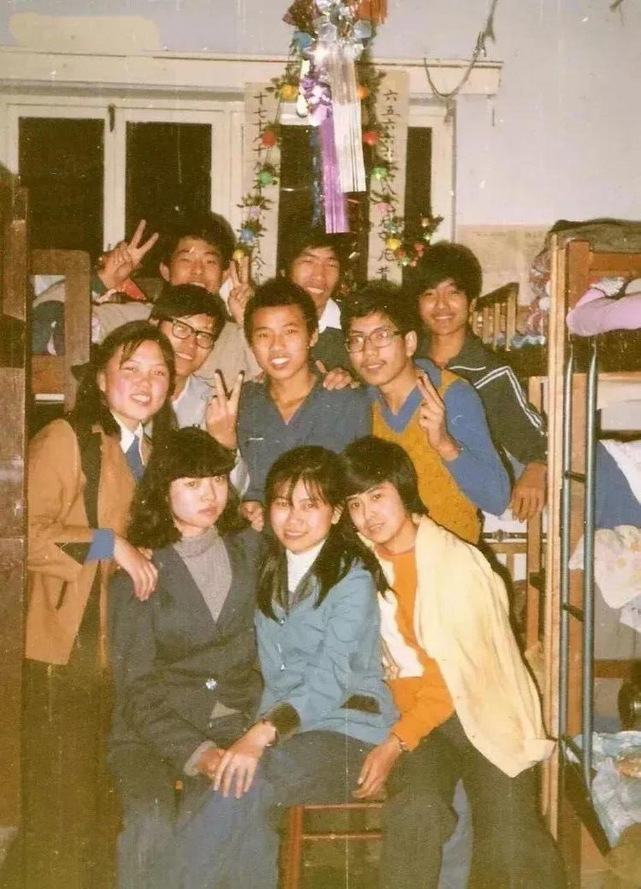 在上世纪80年代,一群年轻人聚集在宿舍里拍下了一张合影.
