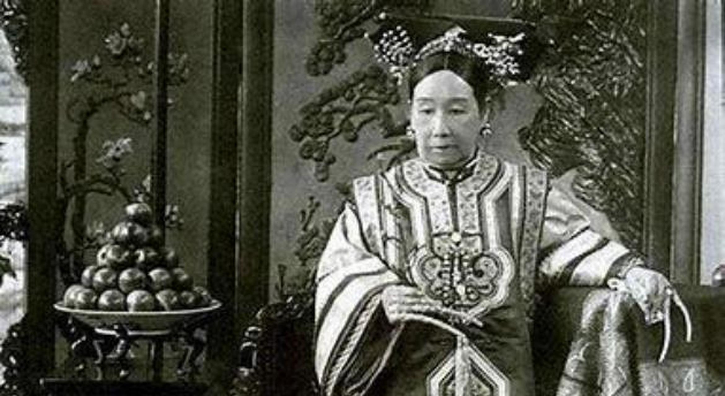 "然而,当听到安德海被扒掉裤子,当街展示后,慈禧突然大笑:"机灵鬼,办