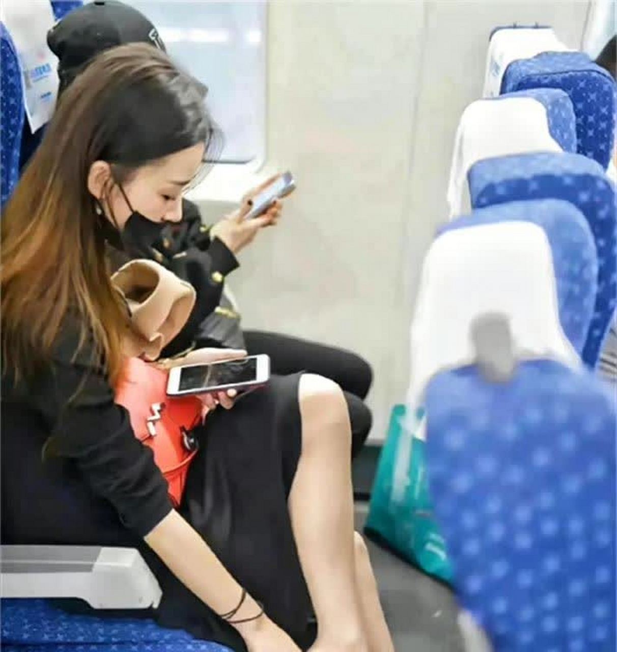 如果你遇到这样一个随意脱鞋的女孩,你会选择阻止她吗?[你懂的]