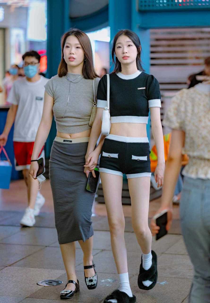 长沙街拍|颜值相当的一对闺蜜,一个穿着修身的半身裙,针织短袖衫的半