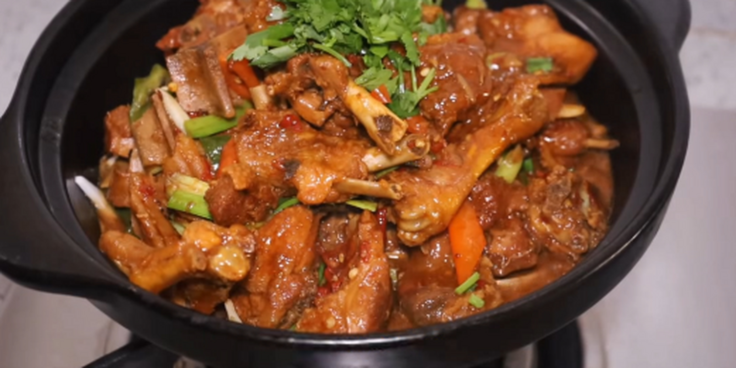 做一道啤酒鸭       准备半只鸭子,我们再来切上一点姜片,大蒜拍破