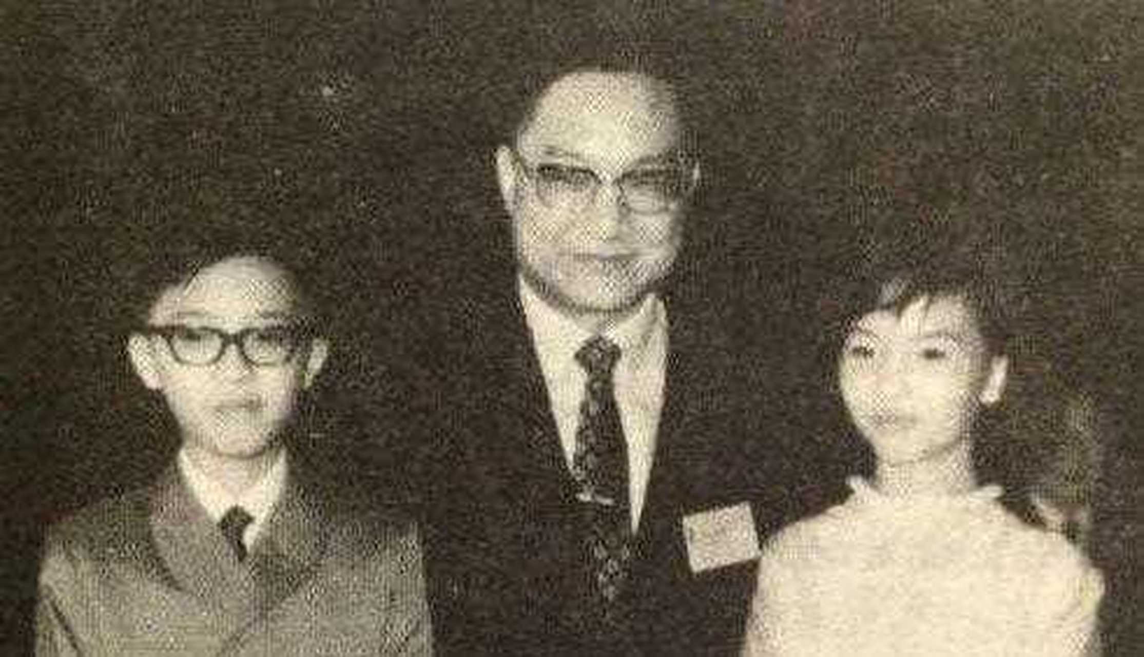 在金庸的悉心教导下,査传侠岁就开始发表文章,俨然