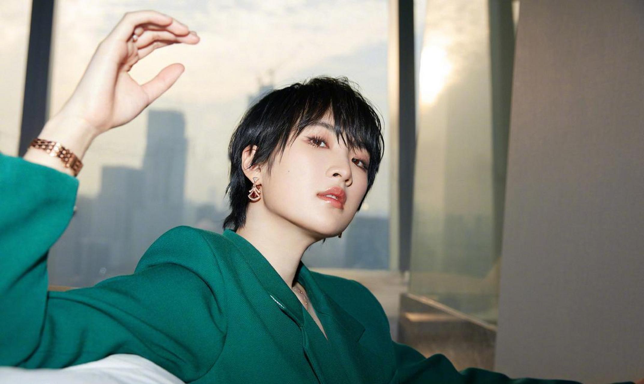 姚安娜最新活动大片 身穿绿色西服套装,金色扇形耳钉与玫瑰金手表遥相