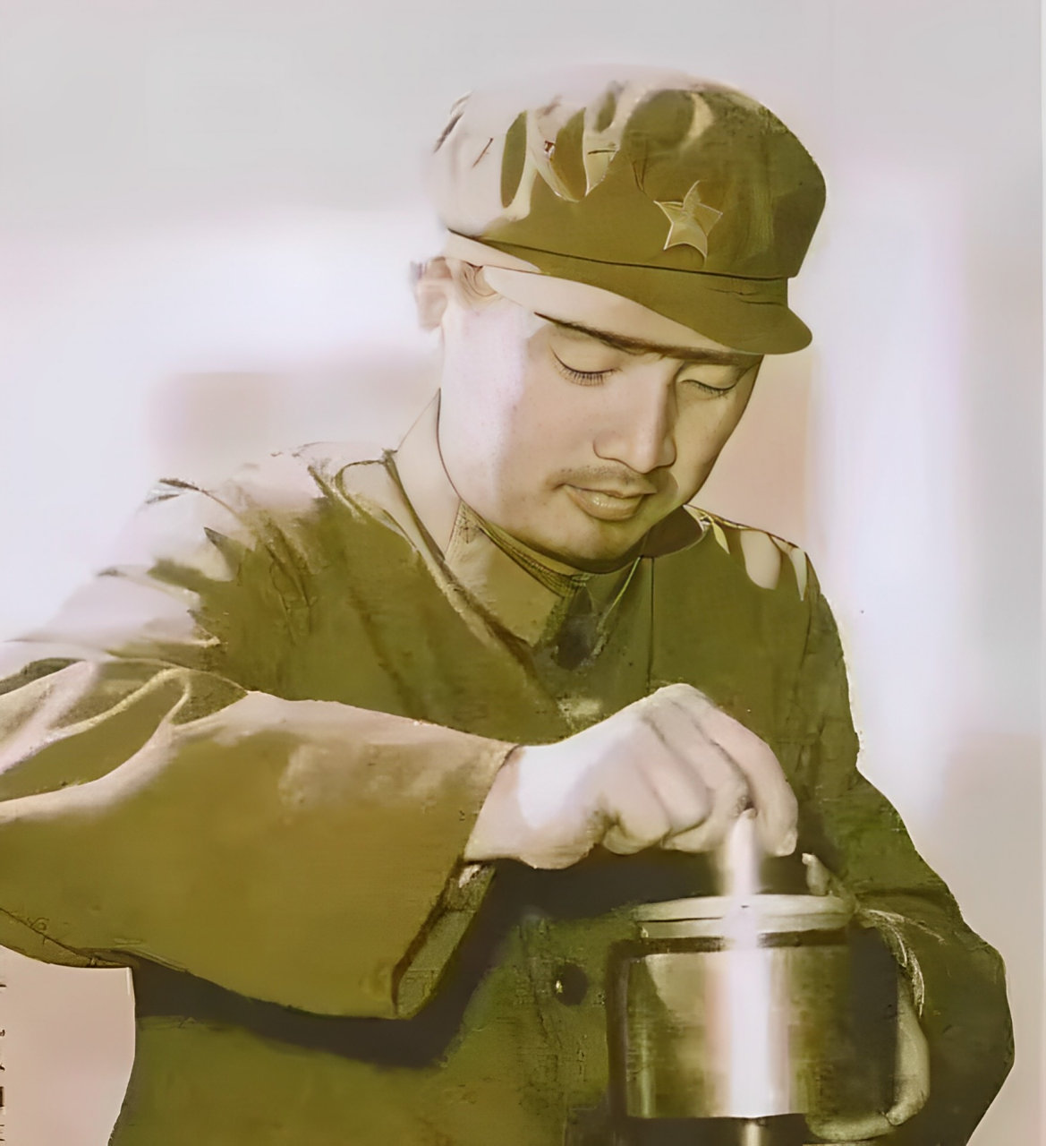 任正非1944年出生在贵州山的一个贫穷山村,有六个兄弟姐妹.