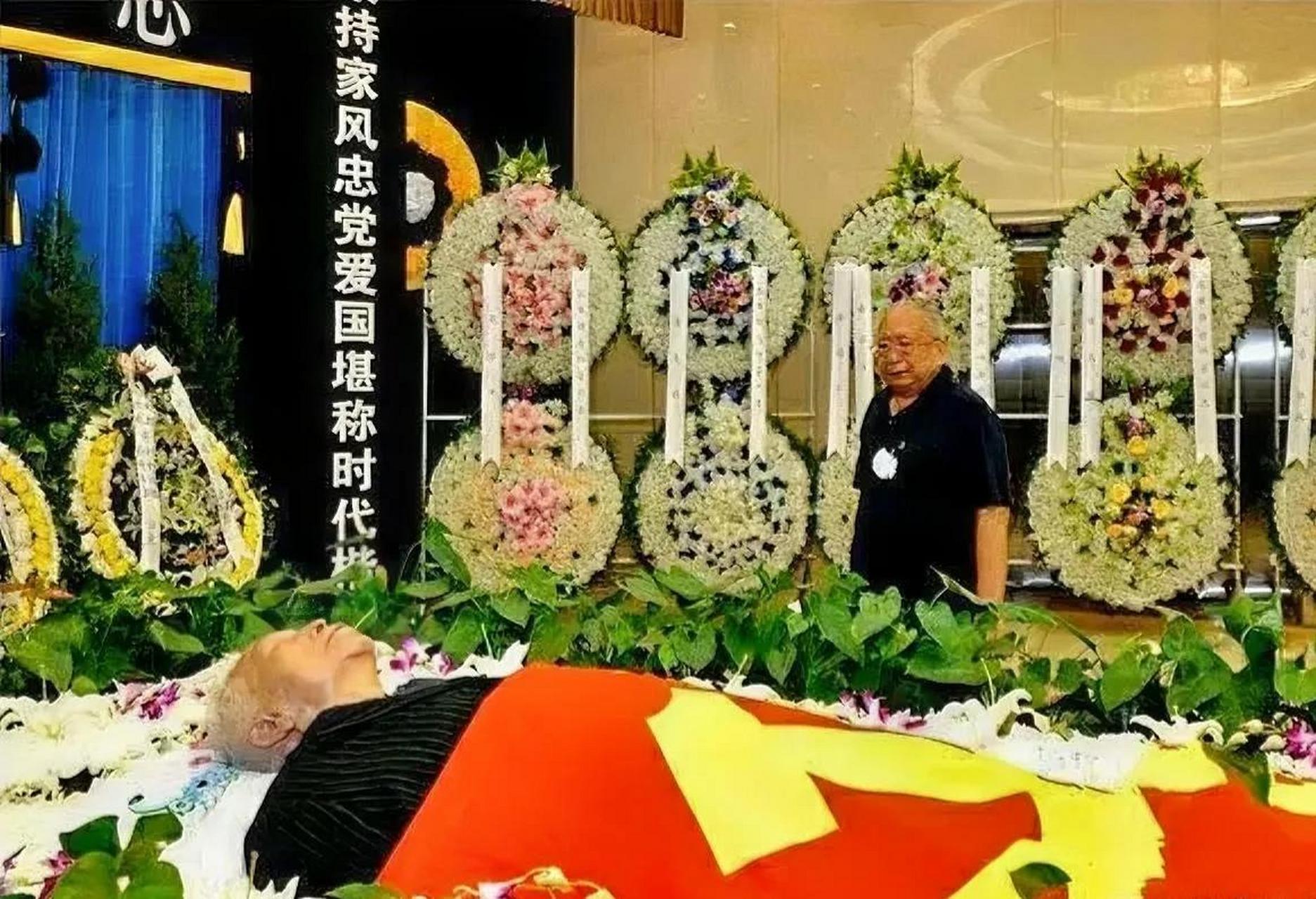 这是2017年,许世友的妻子,田普病逝后,一张罕见的遗容,照片中的他躺在