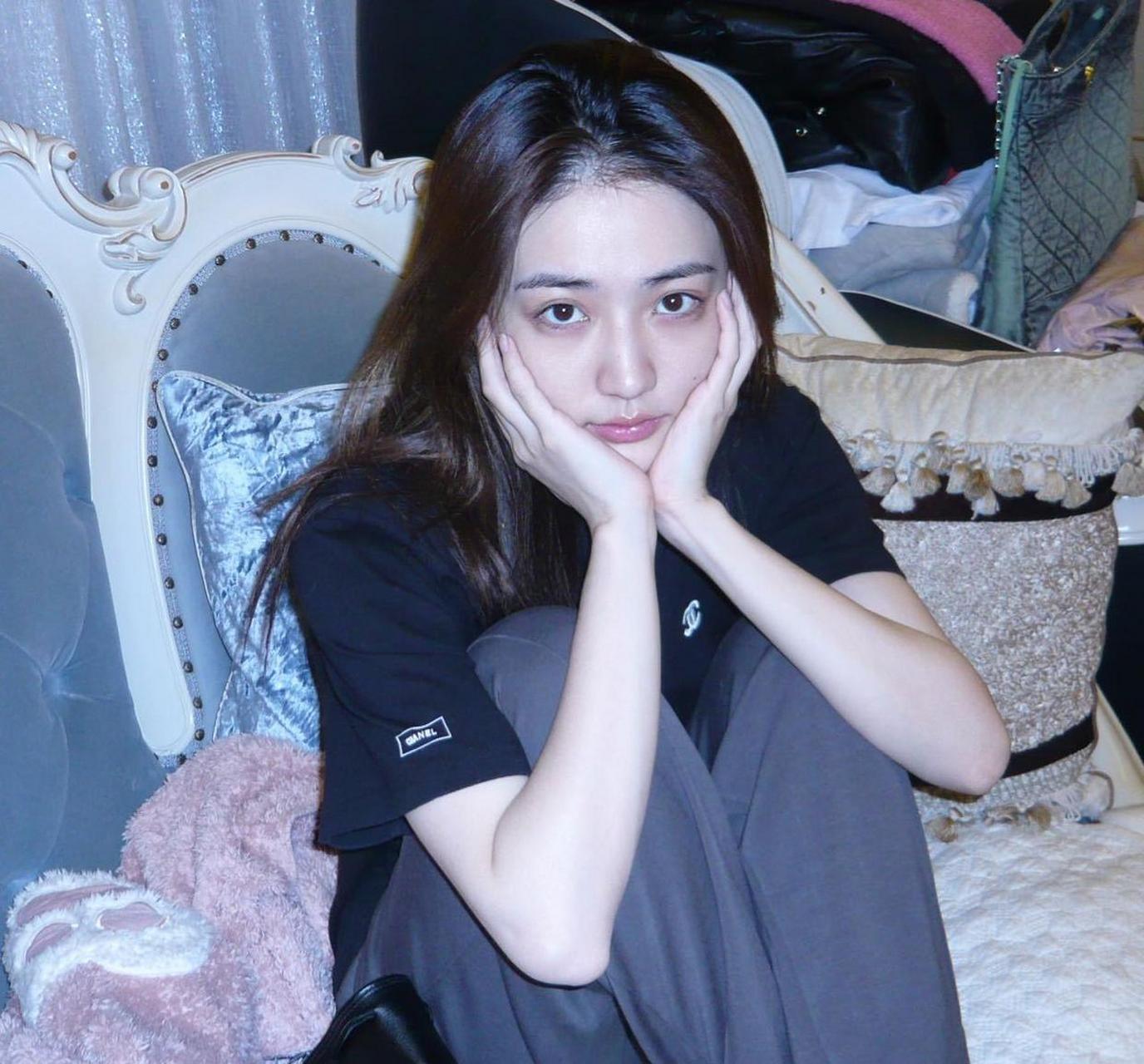 徐璐晒素颜照,皮肤饱满少女感满分 身着黑色t恤双手托起下巴稚感十足