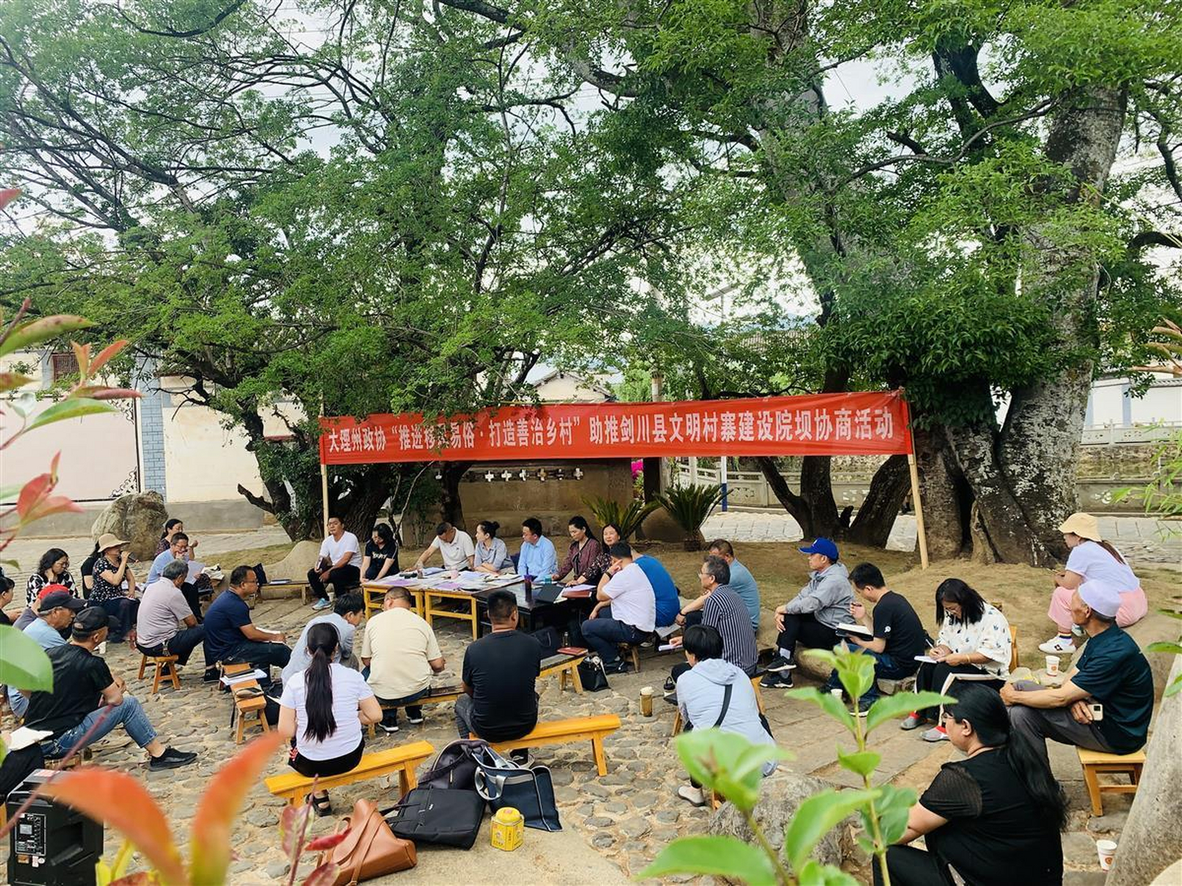 近日,云南大理州剑川县金华镇的桑岭村因为订婚礼金只需36元的传统