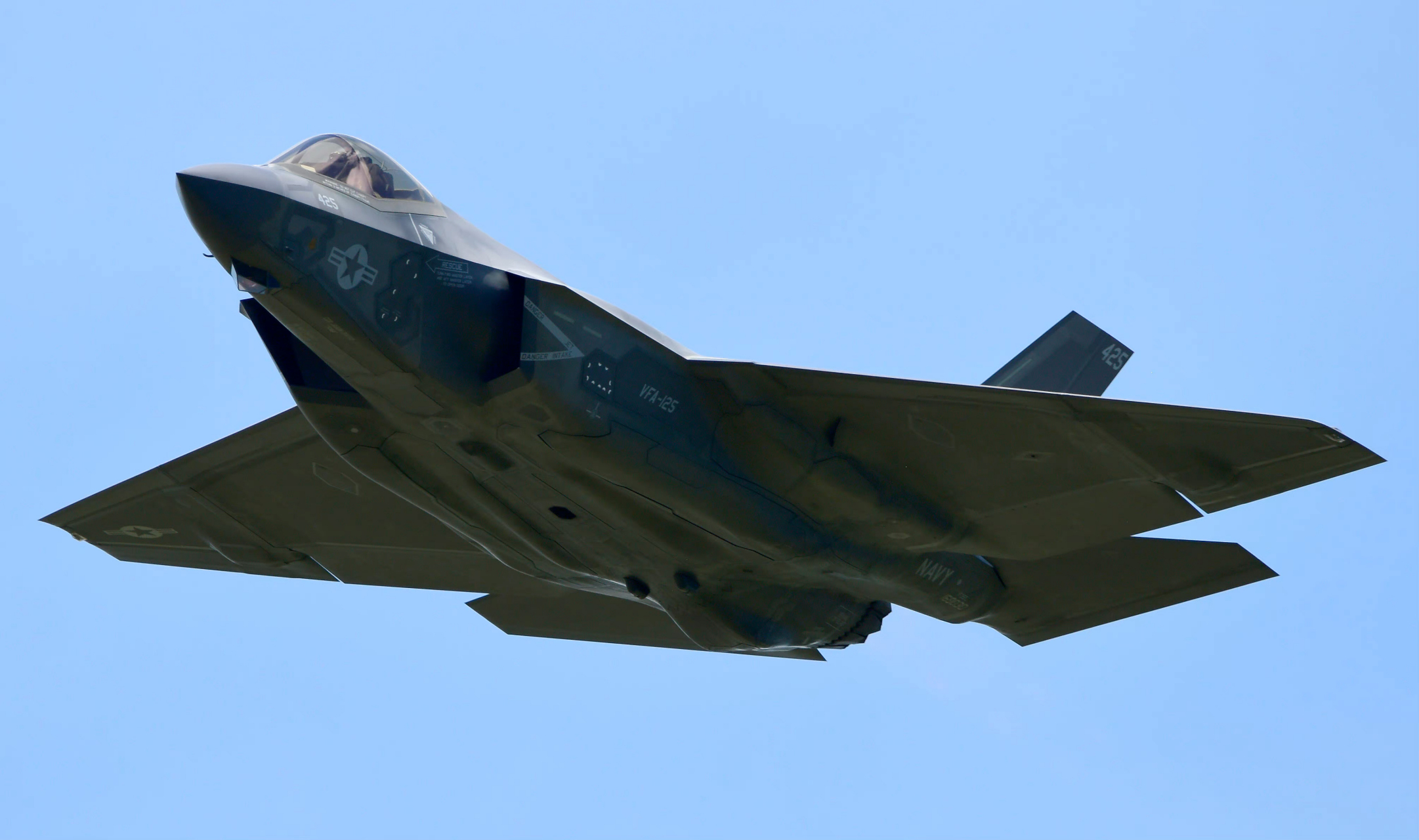 美国海军f-35c隐形战斗机的资料图片,有的角度看上去,感觉f-35c隐形