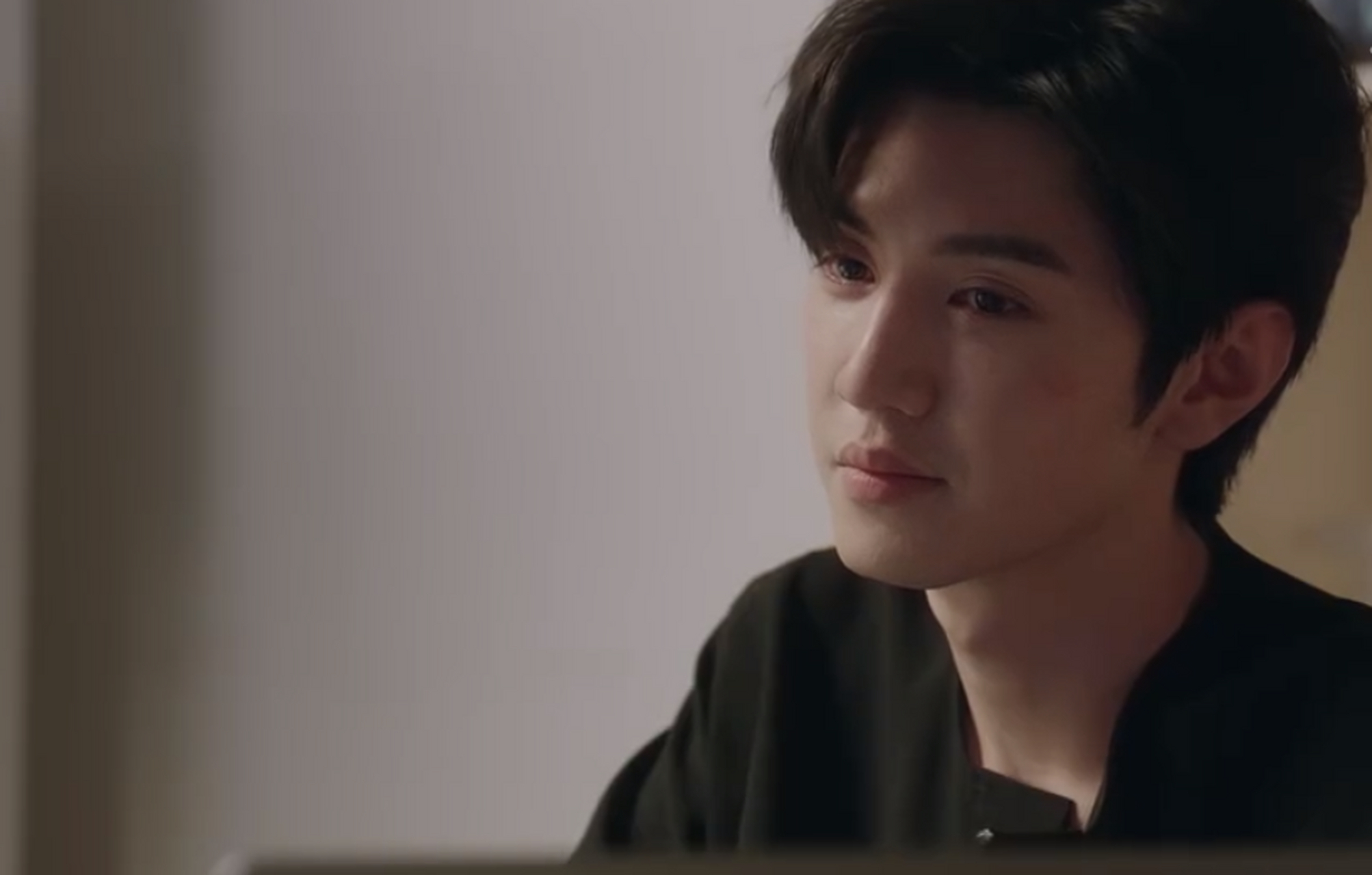 看到妹妹支支吾吾不肯回,而且还在外地实习,所以