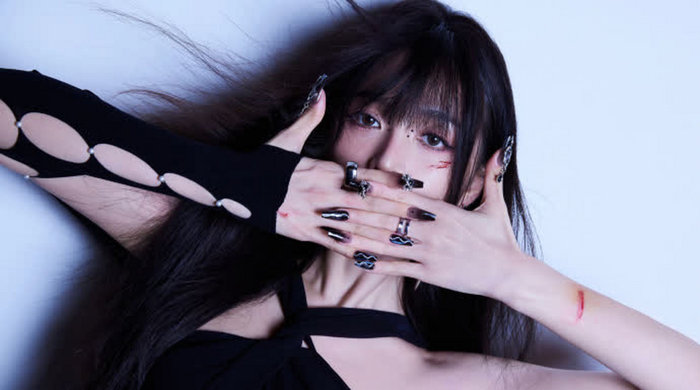 星闻#   吴宣仪:大家看看我的美甲吧~   #吴宣仪#[大哈]