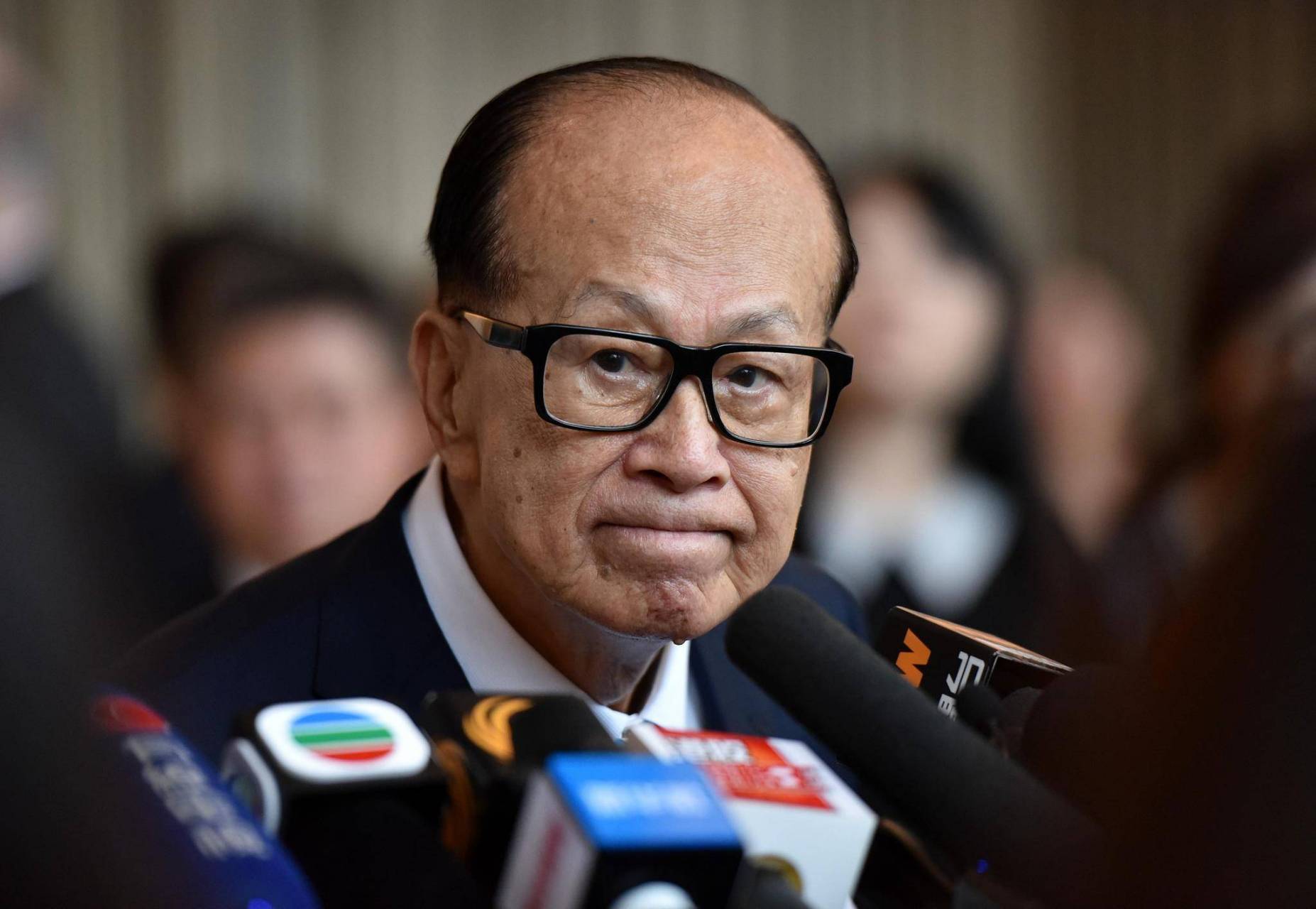 虽然有人对此表示异议,但从实力来看,李嘉诚绝对是商界的楷模,他充分