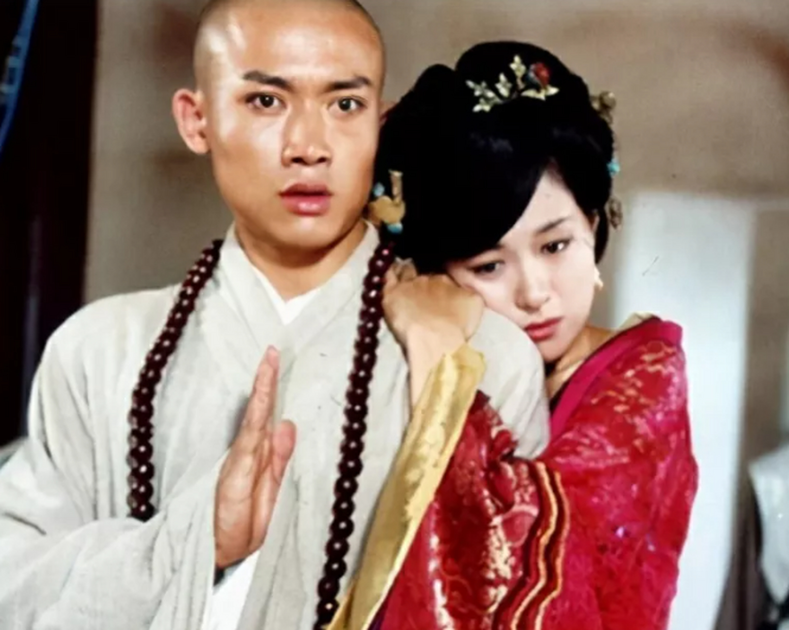 刽子手举起大刀,往下一砍,辩机断成两截,他的上半身痛苦地抽搐着,嘴里