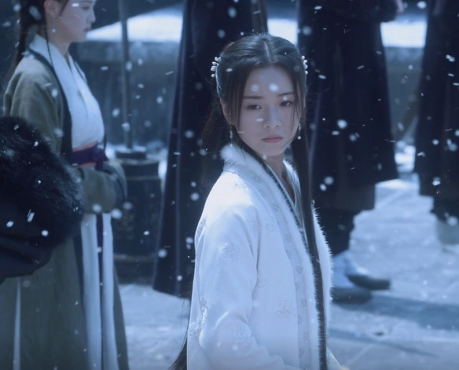 李庚希的古装扮相,有一种"家国仇恨"的感觉,身形也瘦,整体有一种清清