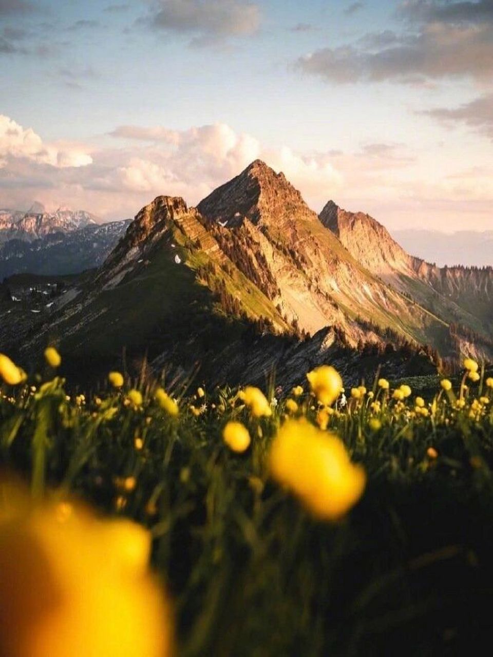 多洛米蒂位于意大利东北部,是阿尔卑斯山的一部分.