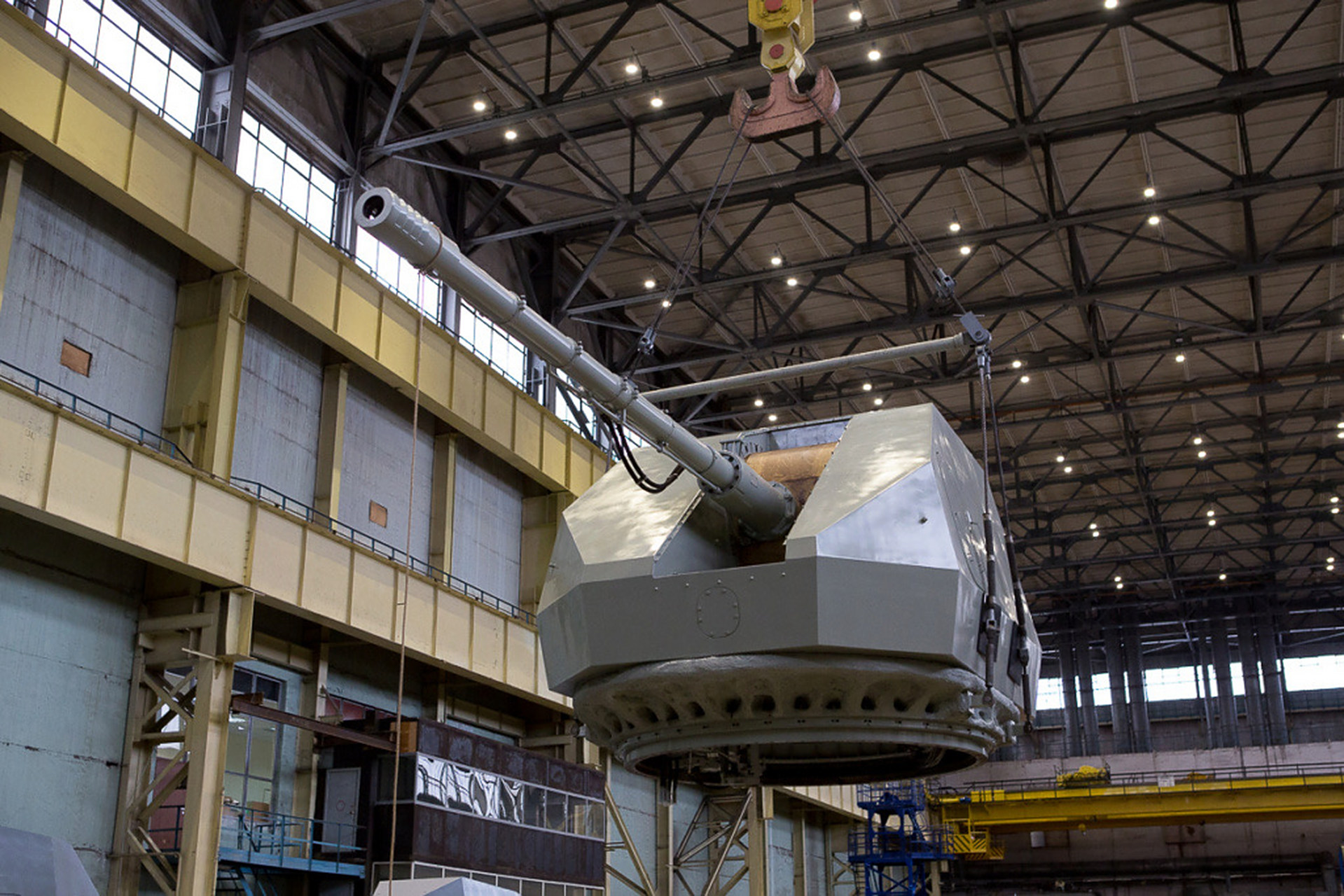 俄罗斯军工研制生产的a190舰炮,a190舰炮是在ak100舰炮基础上的改进的