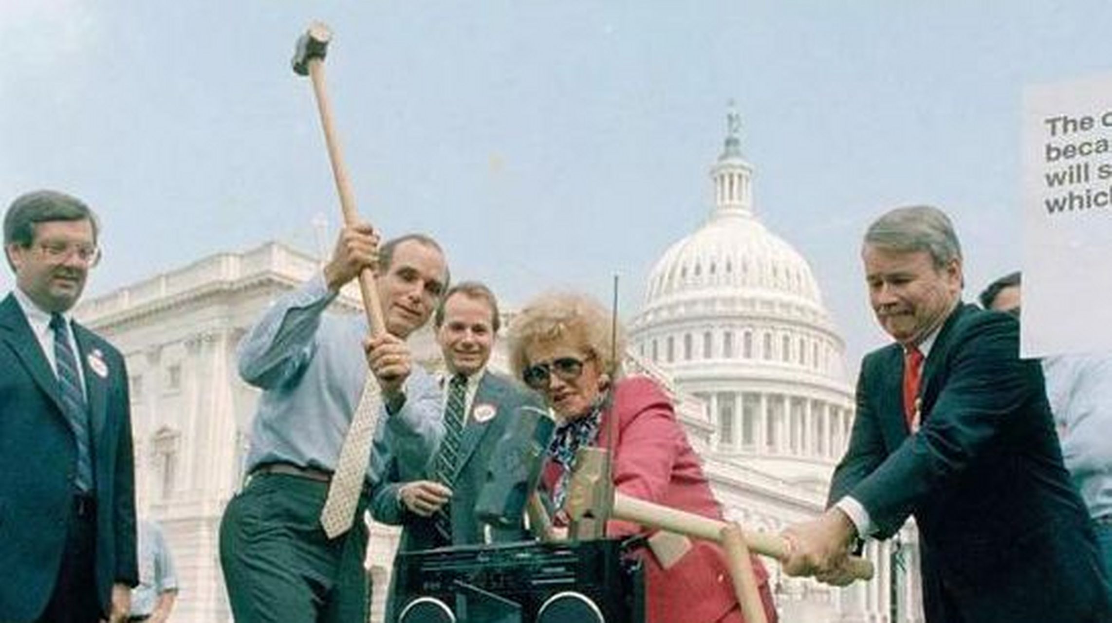 上世纪某国人公开打砸日货 67