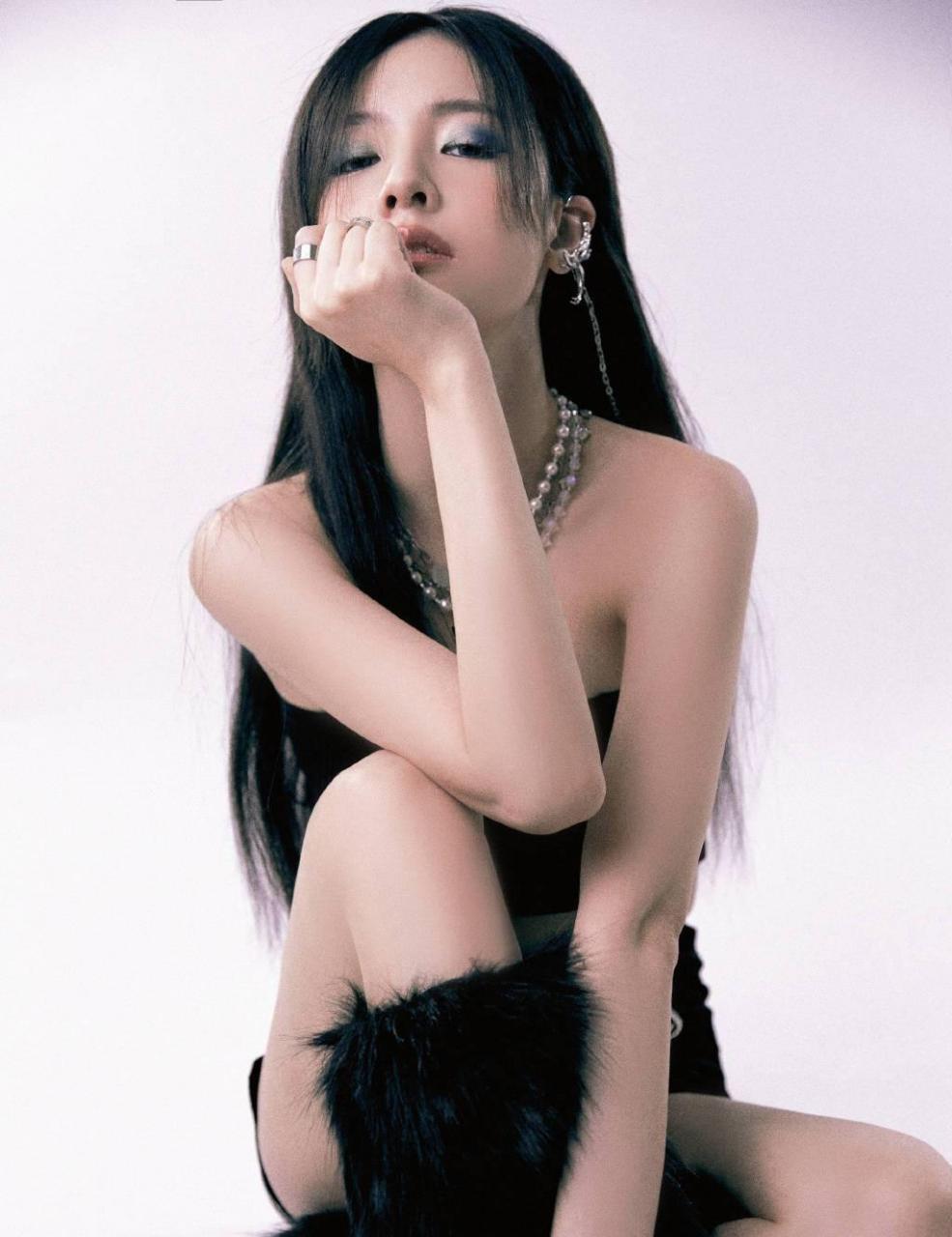 性感辣妹上线!赵粤黑色抹胸搭配超短裙穿搭大胆