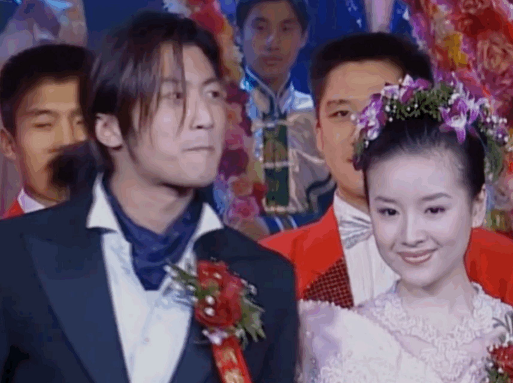 谢霆锋和董洁一身新郎新娘装扮,手牵手走上了春晚舞台.