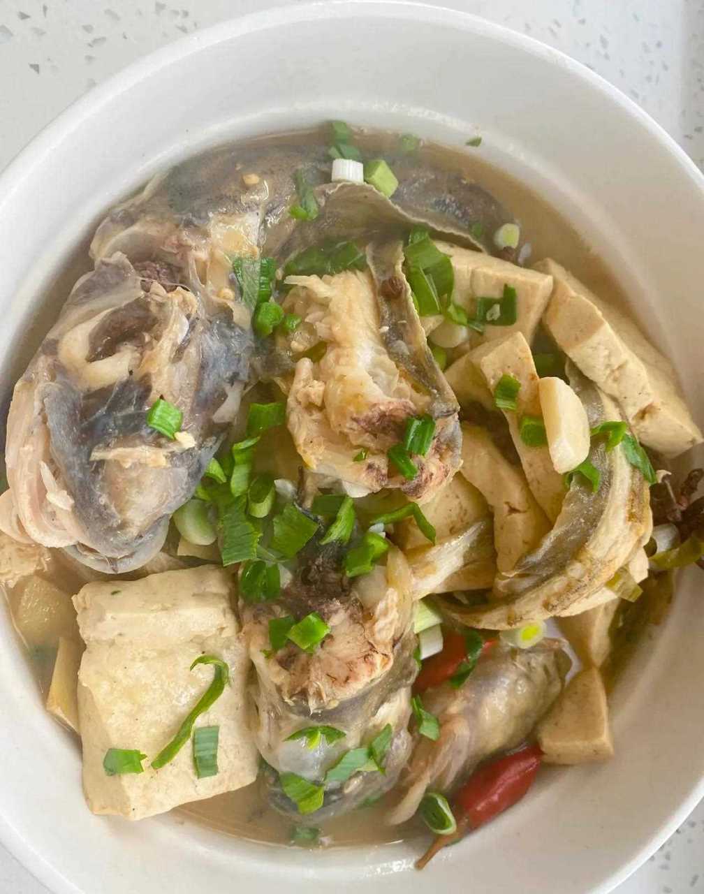 晚饭一个菜,鲶鱼炖豆腐,米饭.[囧]