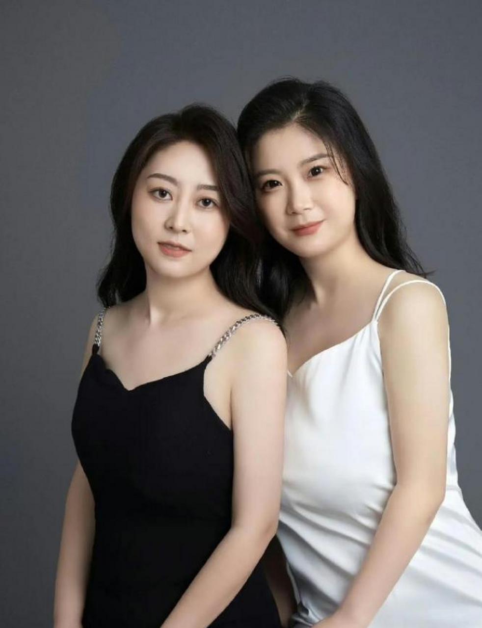 模子里刻出来的一样,有时候晚上真分不清楚谁是妈妈谁是女儿