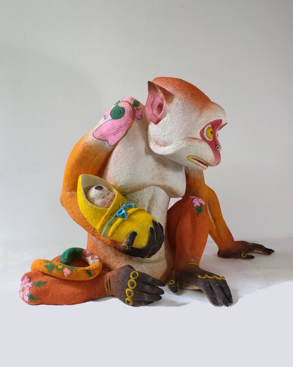 纸浆的雕塑  纸浆猴子雕塑,尺寸为73厘米 x 47厘米 x 50厘米,采用纸浆