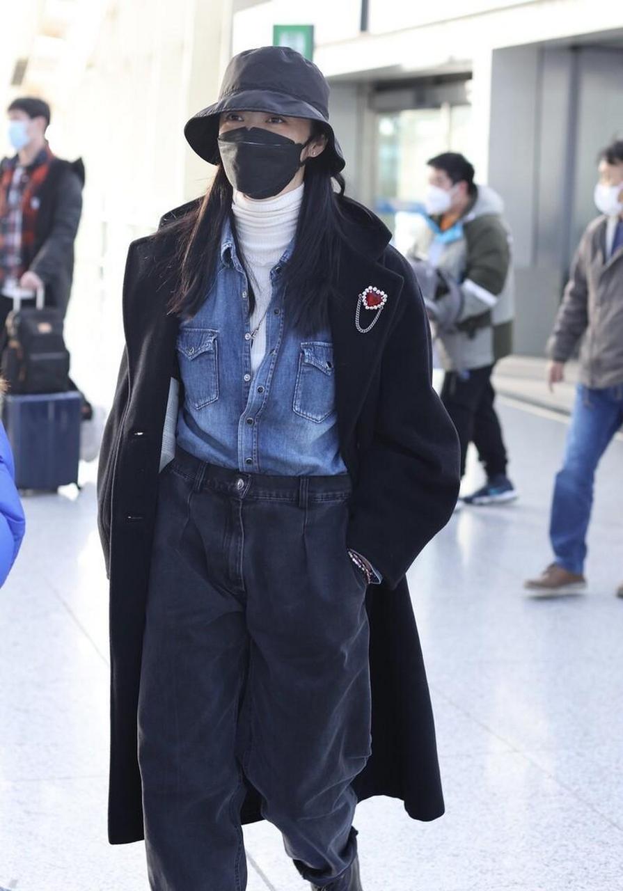 姚晨机场街拍,黑色大衣 牛仔衬衫 黑色牛仔裤帅气潇洒[比心]