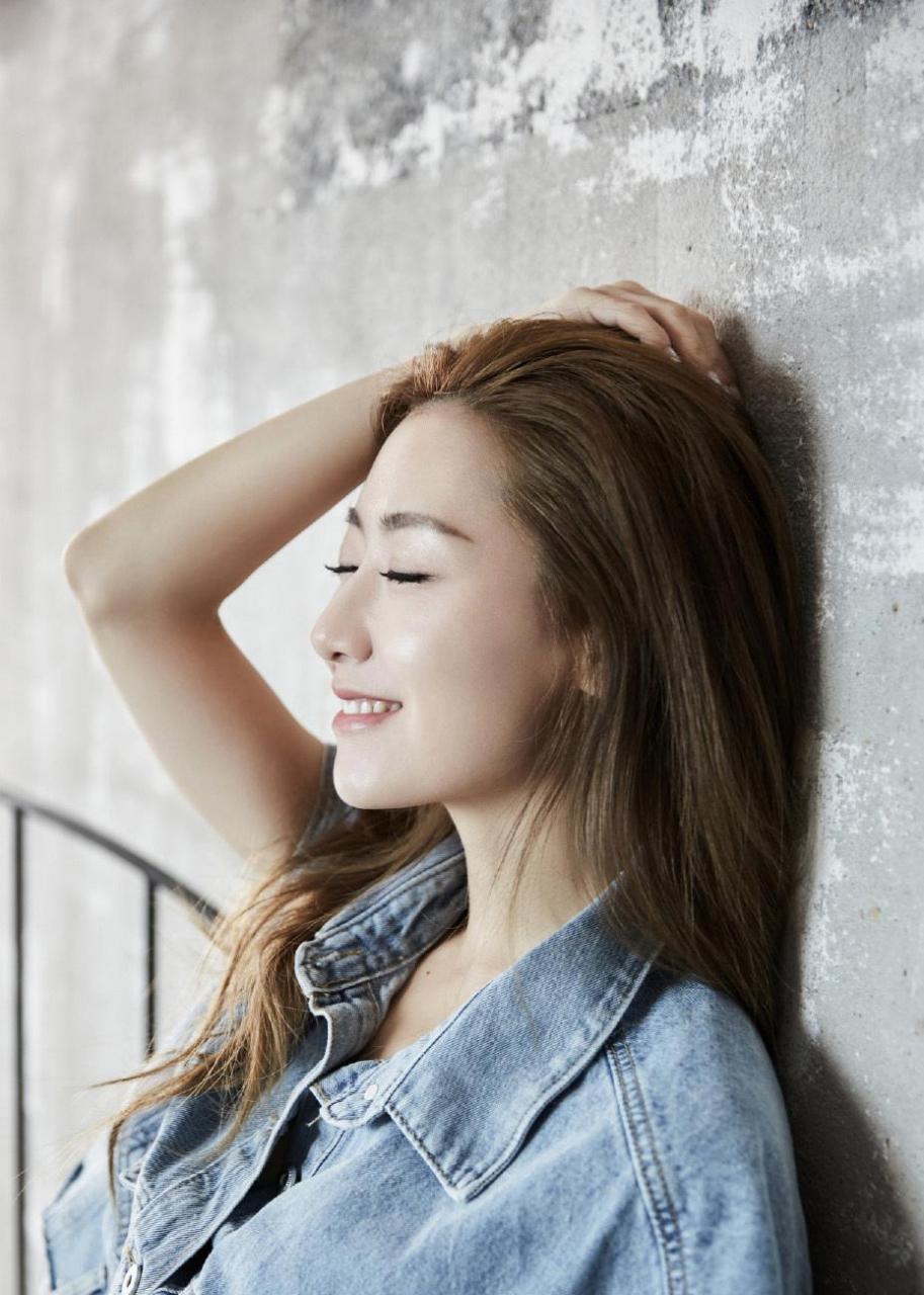 白冰性感露脐写真图片