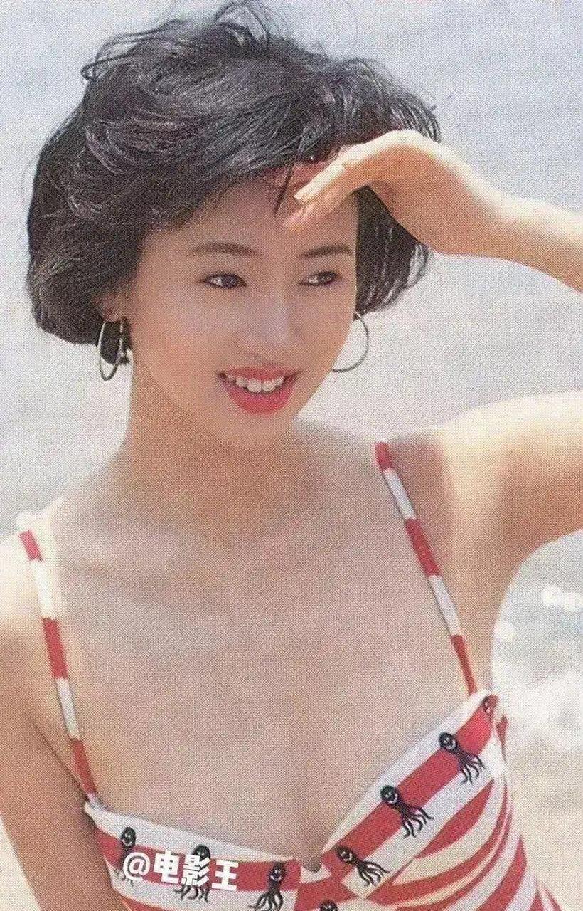 gif创作人# 翁虹. 空气刘海短发,圆圈耳环,条纹连体服. 阳光,水花.