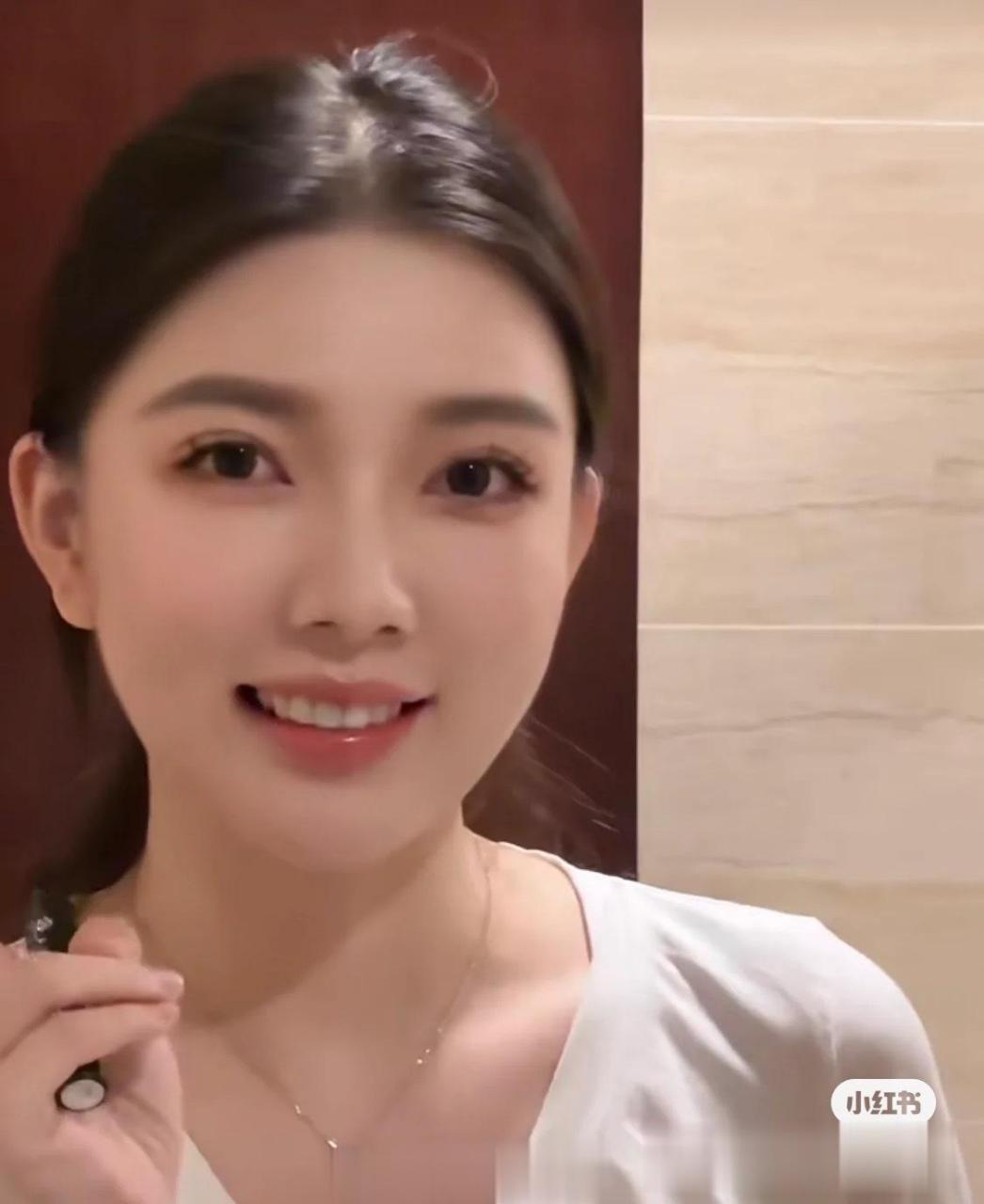 虽然普通人生活中穿衣服肯定不会那么包身,那么用力