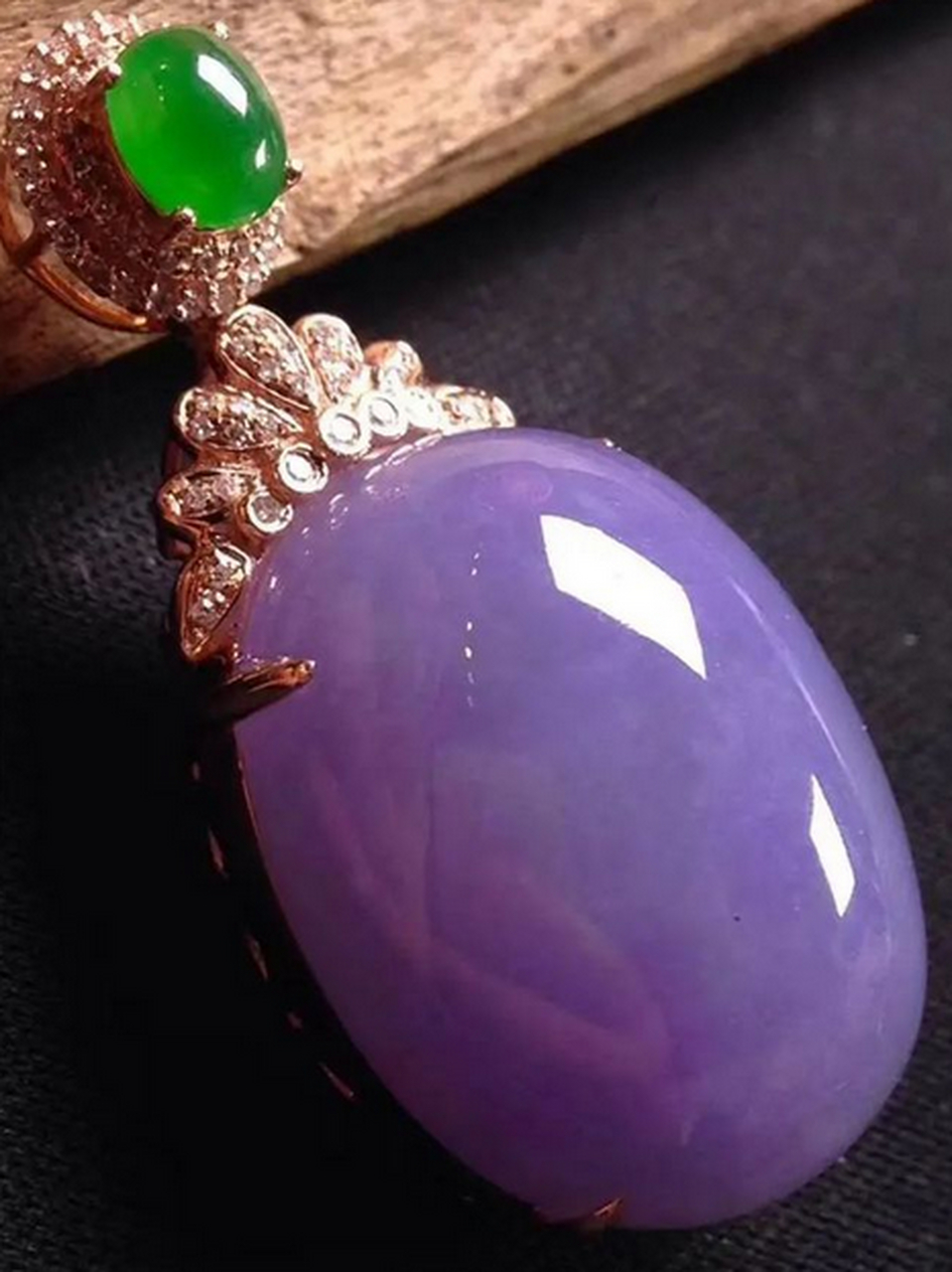 蓝紫色翡翠 #蓝紫色翡翠# 首饰品,也叫做茄紫色翡翠,是一种在色泽上