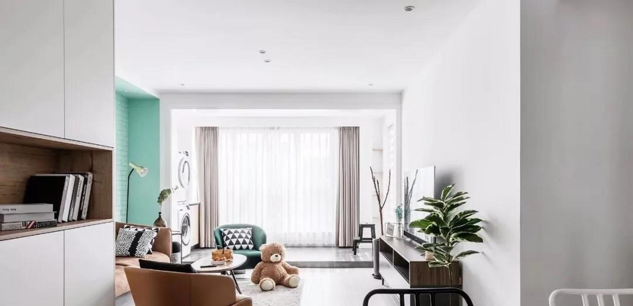 这是一套北欧风案例,客厅的沙发墙选用文化砖装饰,看着简洁大方的同时