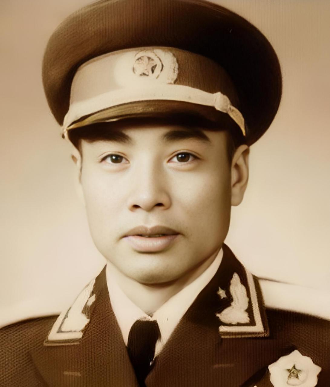 1979年6月,开国将军廖汉生回家探望前妻的坟墓!