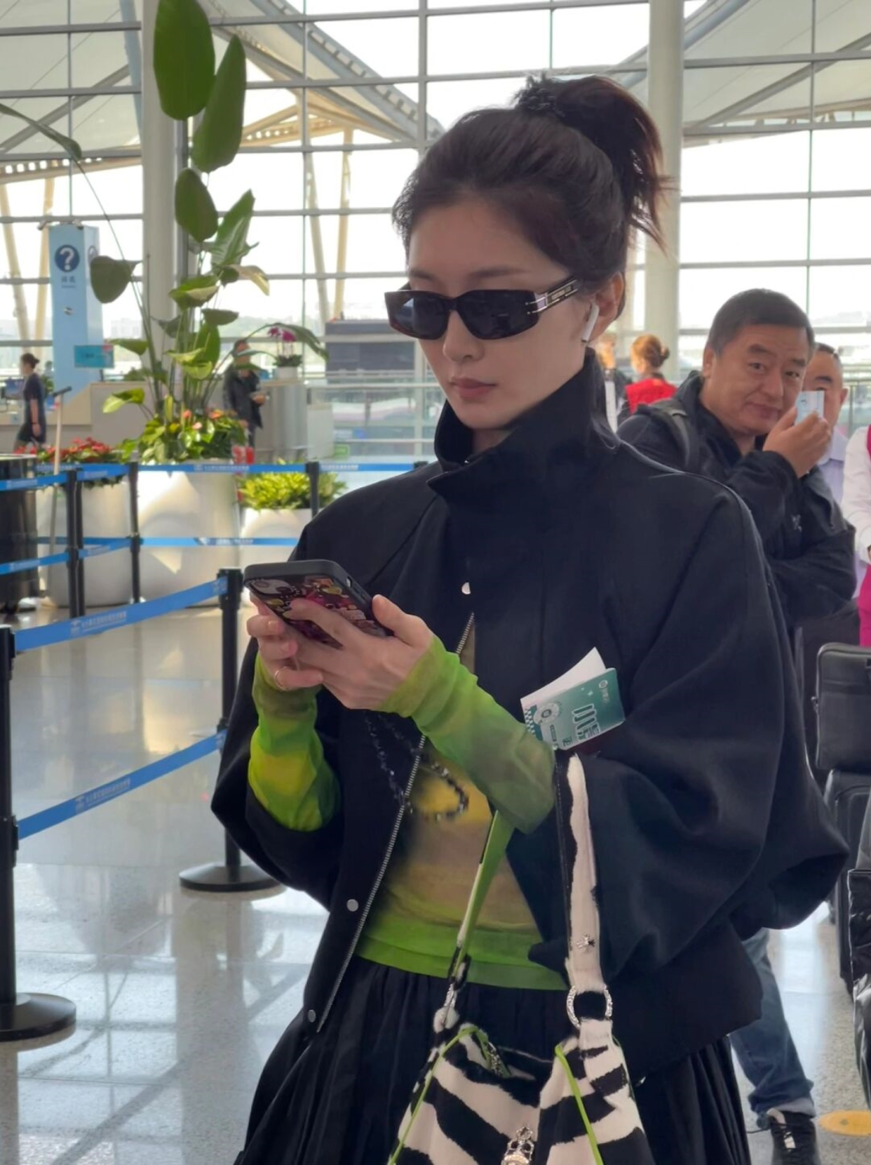 在长沙机场,江疏影以一袭时尚的造型出现在众人面前