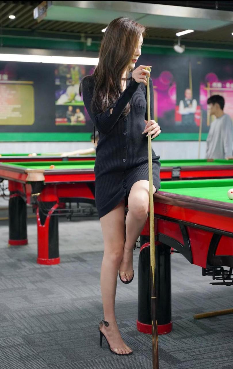 会打台球的气质女神