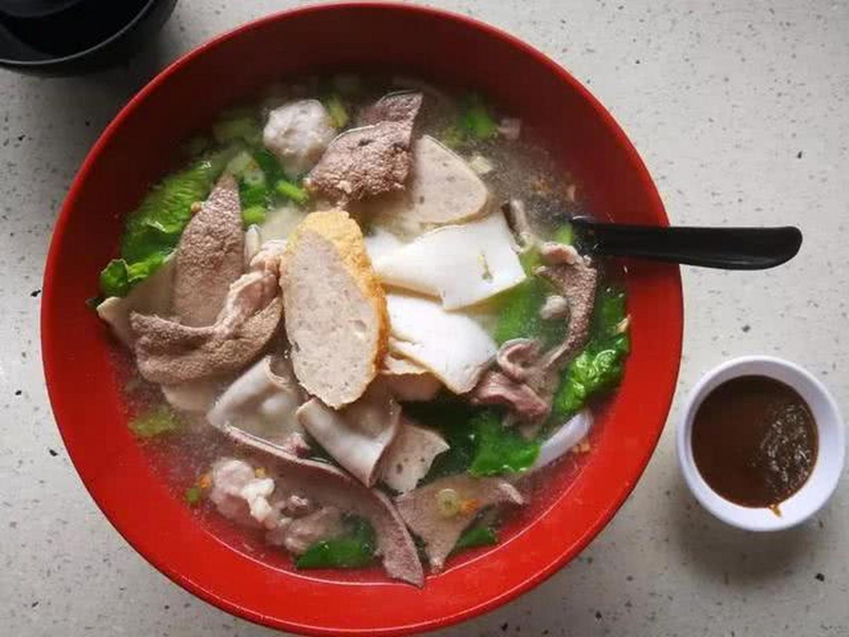 在潮汕地区,他们还爱加入粿条做成猪杂粿条汤,各式猪杂加上肉丸,肉条