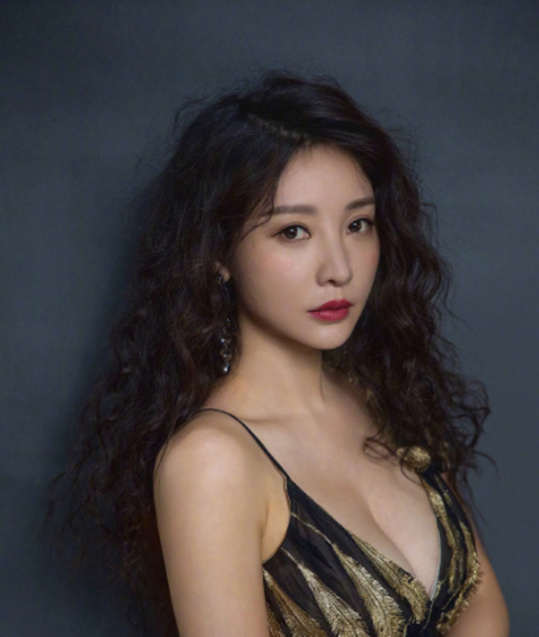 柳岩"大号水蜜桃"太诱人,一袭低胸裙性感而又妩媚,真怕兜不住