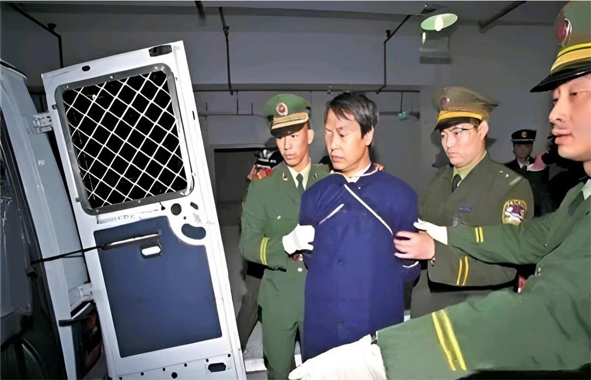 1998年,"贼王"张子强被押赴刑场的情景.