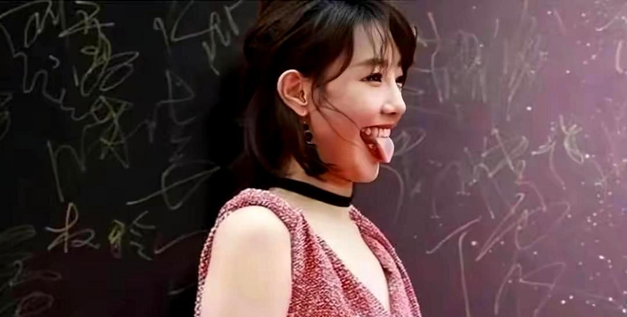 女明星卖萌吐舌头,但最美的还是周涛和刘涛,引发粉丝保护欲望.