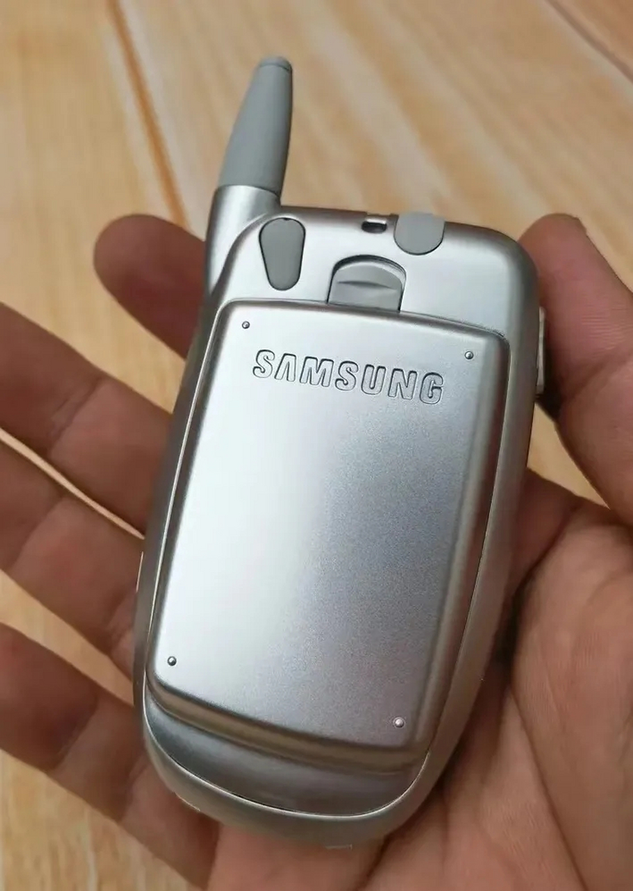 这款三星手机是我在2005年用的第一款手机