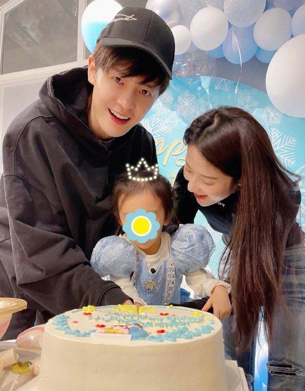 gif创作人# 2月3日,付辛博与老婆颖儿双双晒照为女儿小月亮庆祝3岁